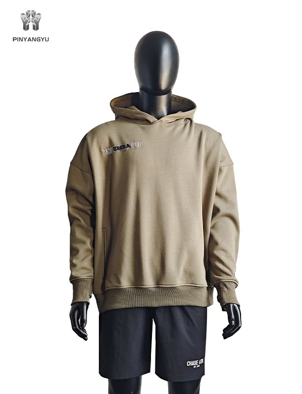 Kapuzenpullover mit 3D-Stickerei und Plat-Stickerei