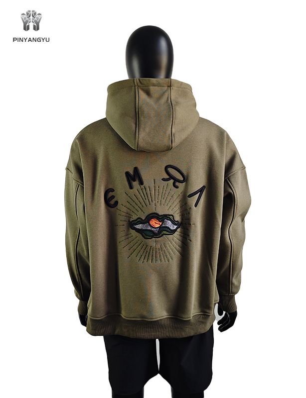Kapuzenpullover mit 3D-Stickerei und Plat-Stickerei