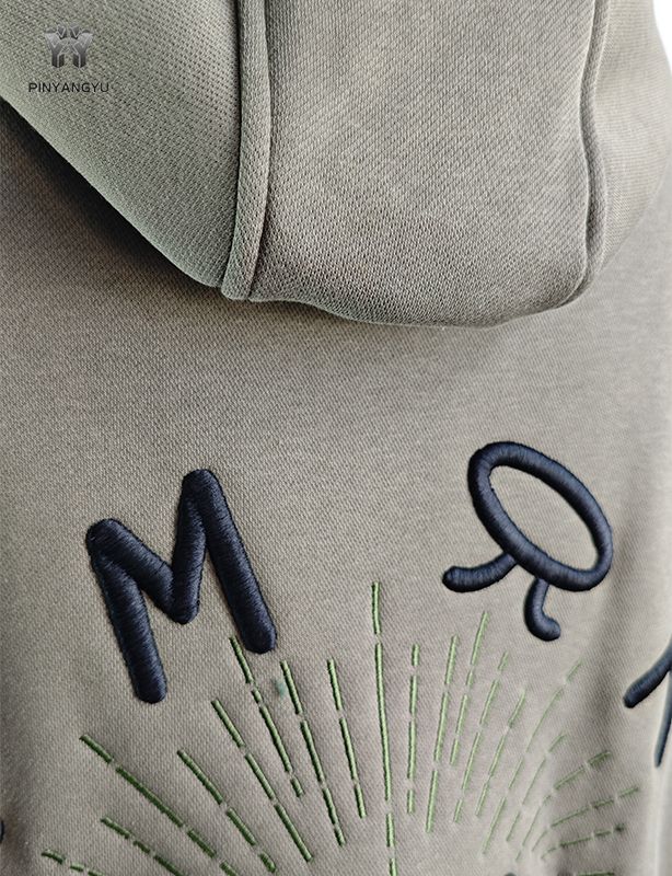 Kapuzenpullover mit 3D-Stickerei und Plat-Stickerei