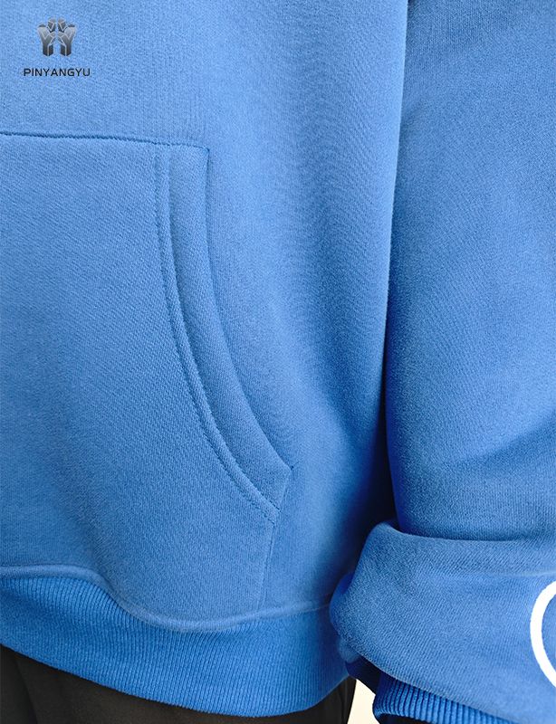 Kapuzenpullover mit Siebdruck und farbenfrohem Logodesign