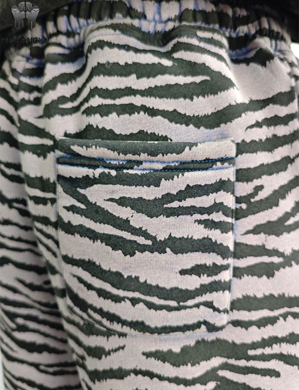 Hose mit Vollsiebdruck und Stickerei-Patch