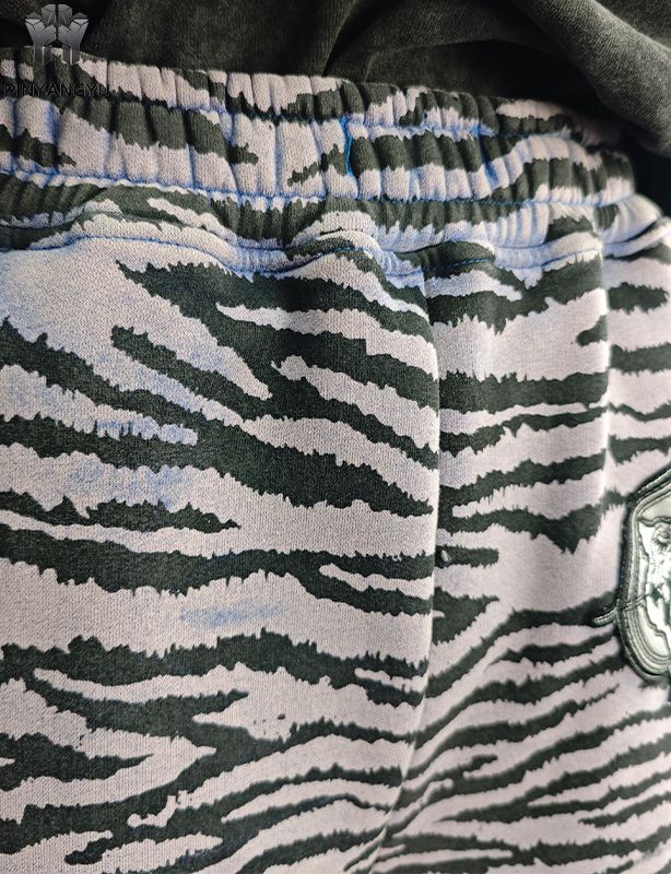 Hose mit Vollsiebdruck und Stickerei-Patch