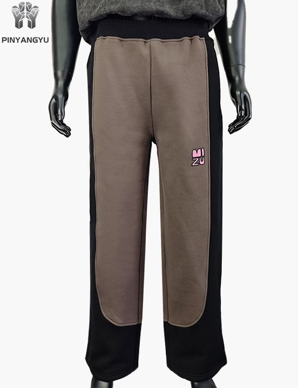 Jogginghose im gespleißten Stoffstil mit gesticktem Design