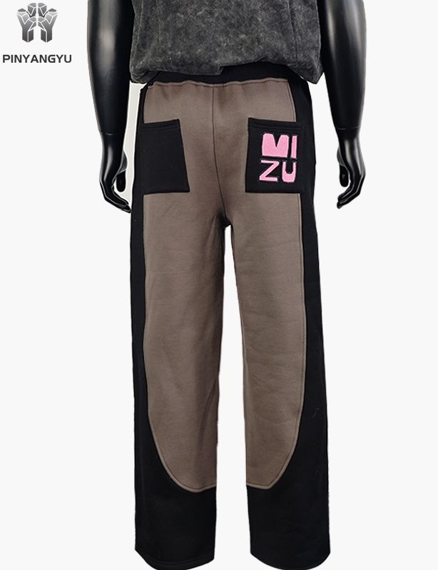 Jogginghose im gespleißten Stoffstil mit gesticktem Design