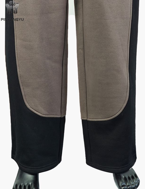 Jogginghose im gespleißten Stoffstil mit gesticktem Design