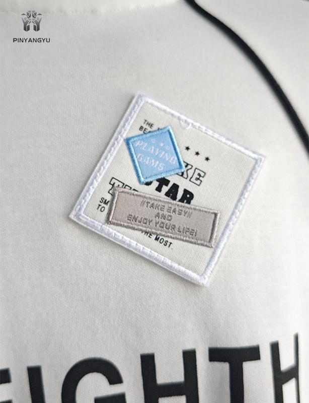 Individuell bestickte Patches und Siebdruck-T-Shirt