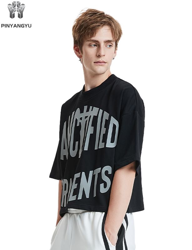 Schwarzes Crop Top – Individuelles und personalisiertes T-Shirt aus weicher Baumwolle